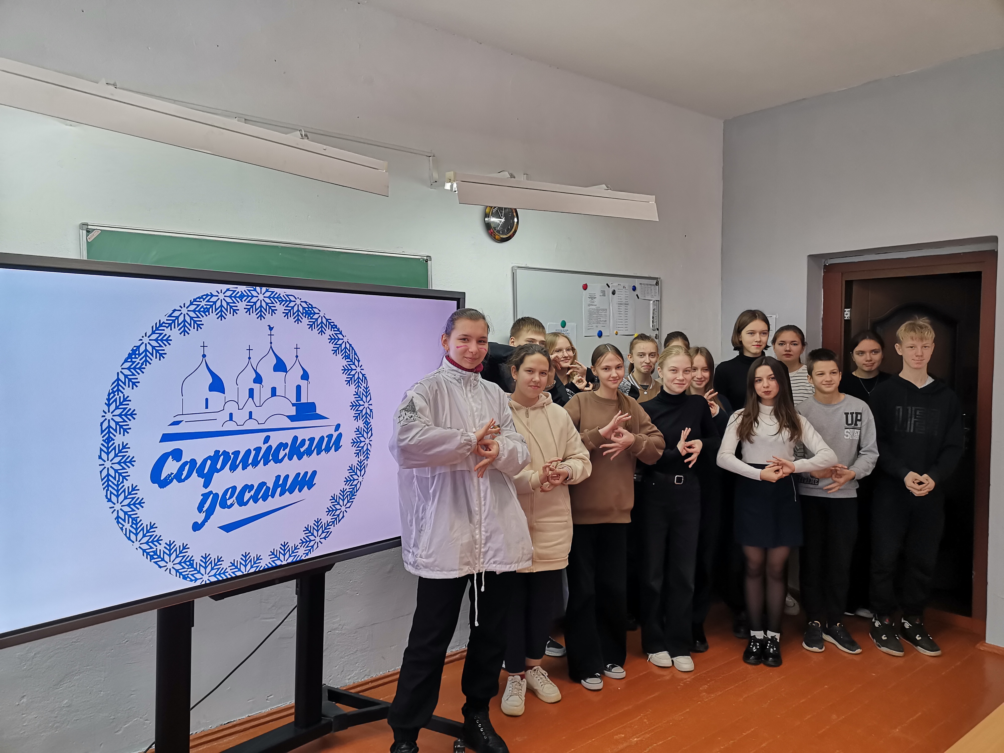 Сегодня на территории Бронницкого сельского поселения работают волонтеры «Софийский десант».